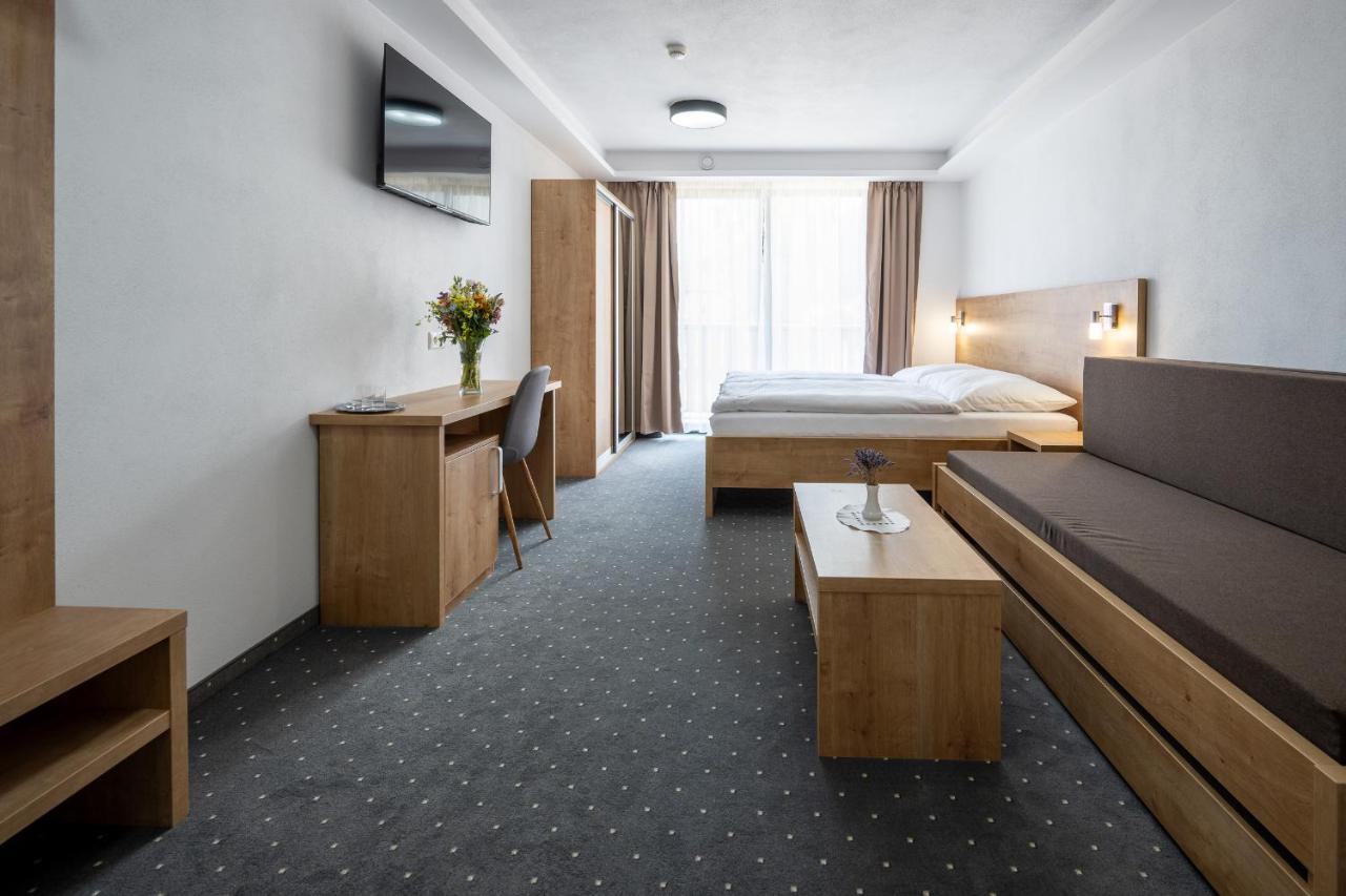 Berg Liptov Hotell Liptovský Mikuláš Exteriör bild