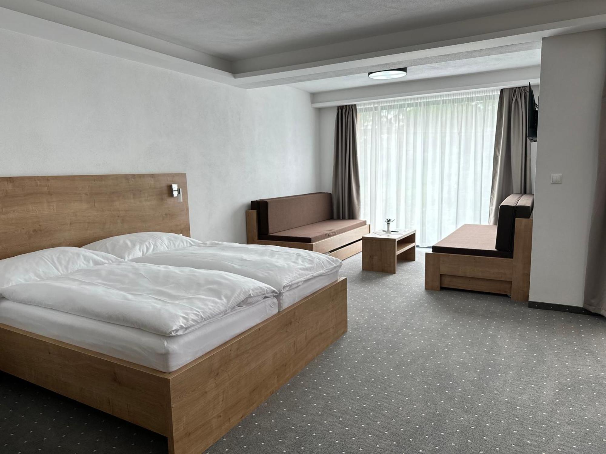 Berg Liptov Hotell Liptovský Mikuláš Exteriör bild
